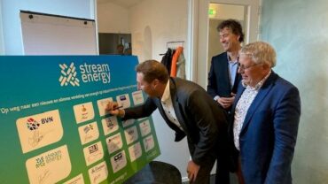 Harold Hofstra tekent de Green Deal. Kees van der Sar (Stream Energy) en Marco Smit (Horizon) kijken toe.