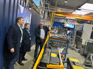 Harold Hofstra en Chris Jansen met Hans Siebring bij bedrijfspanden Alfen in Almere