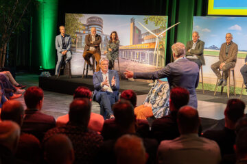 Leden van een panel worden geinterviewd tijdens de opening van Windplan Groen.