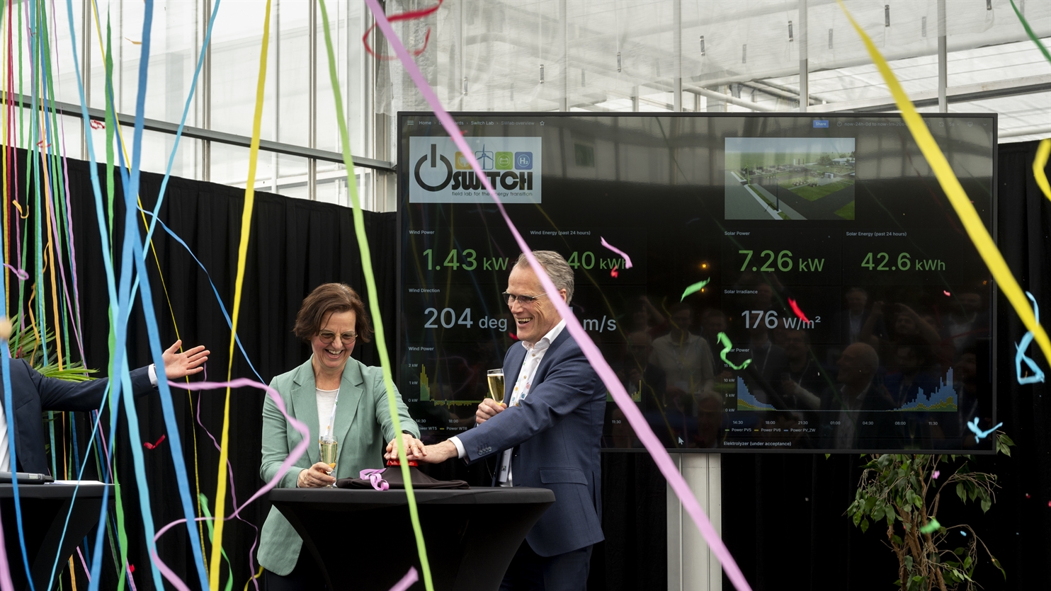 Switch wordt feestelijk geopend met een druk op een grote knop.