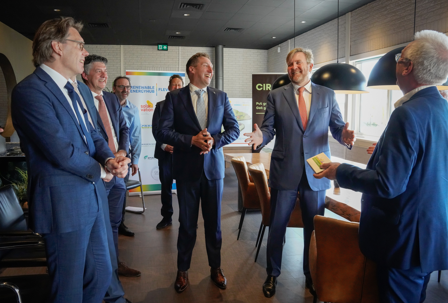 De Koning ontvangt een cadeau van wethouder Sjaak Kruis van Lelystad