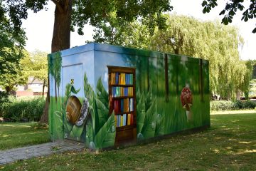 Beschilderd stroomhuisje met een afbeelding van boeken erop.