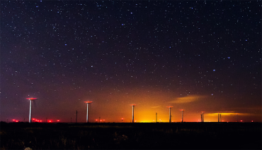Verlichting op windmolens is goed te zien in het donker.