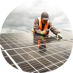 monteur draait schroeven aan op zonnepanelen