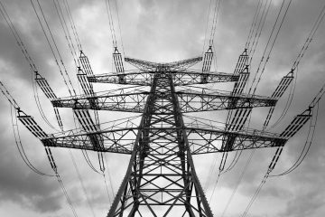 Onderaanzicht van een hoogspanningsmast