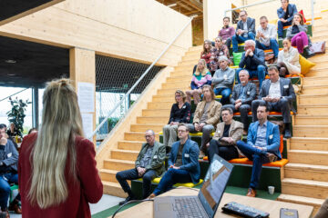 Deelnemers aan de bijeenkomst luisteren aandachtig naar spreker Eva Rovers