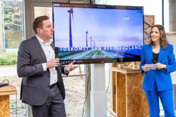 Gedeputeerde Harold Hofstra spreekt de deelnemers aan de conferentie toe.