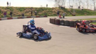 de kart op waterstof scheurt over de kartbaan
