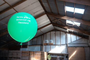 Ballon gevuld met waterstof. Met tekst: 1e groene waterstof van Flevoland.